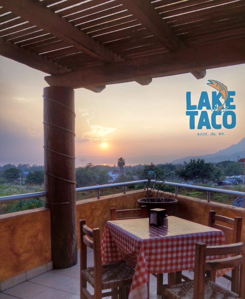 Terraza de Lake Taco con vista al Lago de Chapala al atardecer